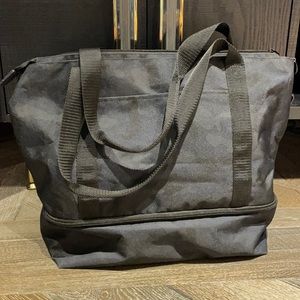 Lo & Sons Catalina Deluxe Tote Navy Camo